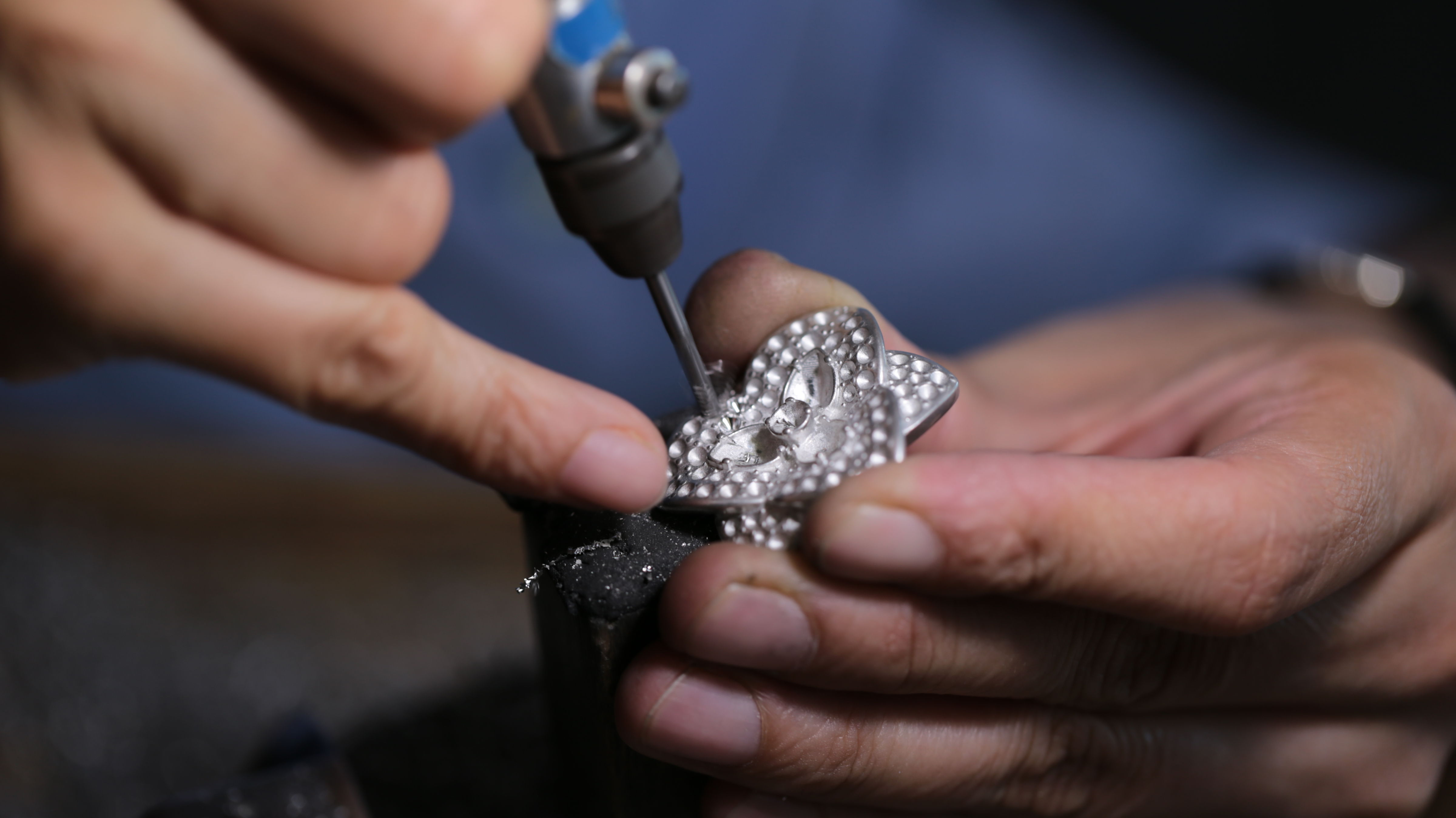 La tua idea... nelle nostre mani... ...è un bijoux !