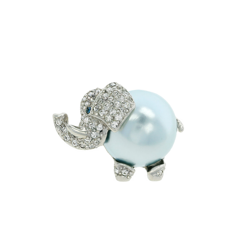TINO - TINO è un grazioso e dolcissimo elefantino declinato a spilla e realizzato con rodio, cristalli, occhi color montana e perla azzurro chiaro. - A.Z. Bigiotterie
