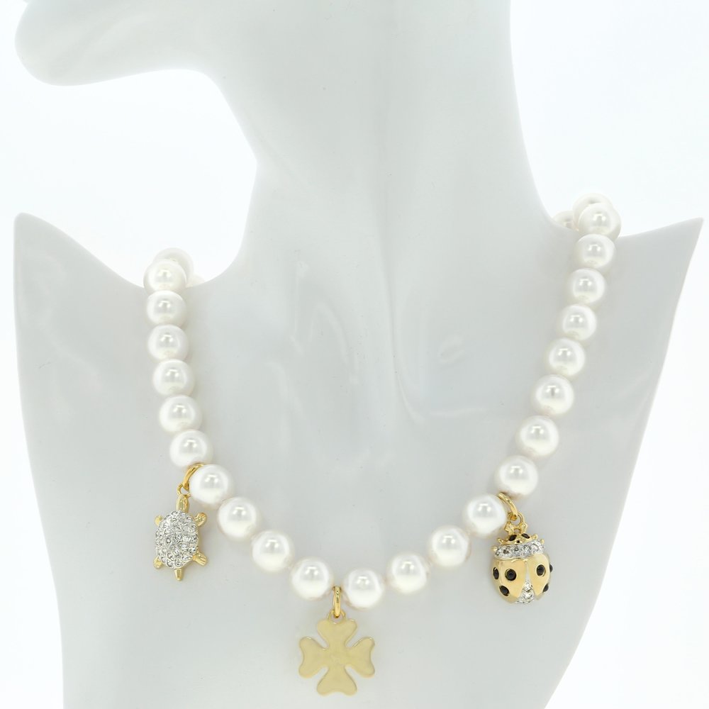 LITTLE FARM - The perfect way to wear a classic round of pearls in a younger way thanks to the nice charms!
Chocker composed by light gold and rodhium with crystals, black cabuchon and stones and white pearls. - A.Z. Bigiotterie