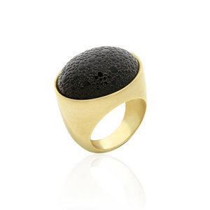 TESSA - TESSA è un anello in oro chiaro con resina nera dalla texture particolare, che lo rendono unico e ideale per una donna che vuole stupire!

Disponibile dalla misura 9 alla 25. - A.Z. Bigiotterie