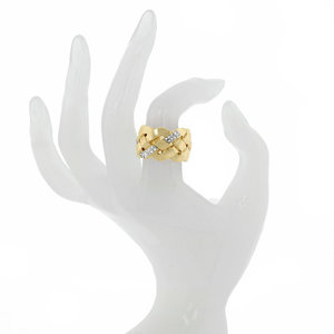 GRETA - GRETA è un anello caratterizzato da un intreccio dorato in cui spiccano i cristalli, che donano luminosità a questo accessorio.

Disponibile dalla misura 9 alla 25 - A.Z. Bigiotterie