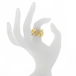 GRETA - GRETA is a ring with golden twist where crystals stand out and give extra light to this ring! 

Size from 9 to 25. - A.Z. Bigiotterie