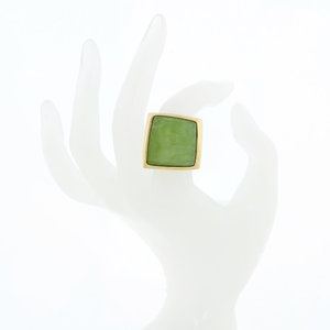 PEGGY - PEGGY is a ring ideal for vaguely eccentric personalities as it is defines a brand new idea of style because it is made of light gold with a central design in green resin, with a rather square shape.

Size from 9 to 25. - A.Z. Bigiotterie