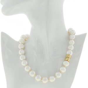SVEVA - SVEVA è un incantevole girocollo di perla bianca con chiusura in oro chiaro, a calamita. - A.Z. Bigiotterie