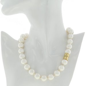 SVEVA - SVEVA is a lovely pearl choker with magnetic golden closing. - A.Z. Bigiotterie