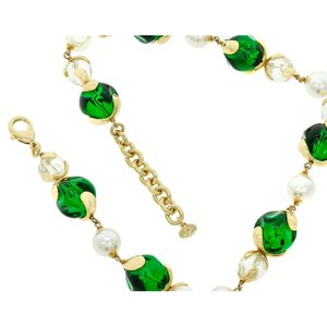 GREEN LIGHT - Prezioso e colorato, GREEN LIGHT è un girocollo in oro chiaro con smeraldi, cristalli e perle bianche. - A.Z. Bigiotterie
