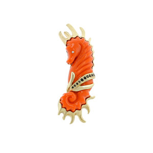 SEA HORSE - Questa simpatica spilla, a forma di cavalluccio marino, è perfetta per le sere d'estate.
Accessorio realizzato con oro chiaro con cristalli neri e resina corallo. - A.Z. Bigiotterie