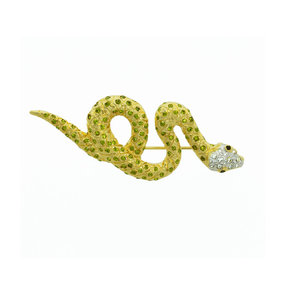 SWEET SNAKE - SWEET SNAKE is a sweet and elegant brooch, which embodyies snake's shape, an animal of grace, seduction and mystery.
This jewel is made of light gold with white and olivine crystals and black eyes. - A.Z. Bigiotterie