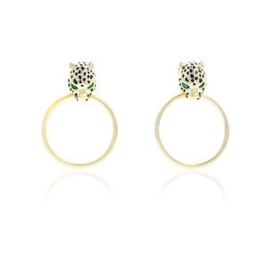 JAGUAR - Un orecchino che dona, allo stile di chi lo indossa, uno spirito rock.
&Egrave; un accessorio realizzato su base oro chiaro con navette color verde smeraldo. - A.Z. Bigiotterie