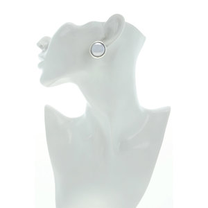 IL CLASSICO - Un grande classico questo orecchino, in bagno rodio con cabuchon di perla grigio chiaro.
&Egrave; il perfetto connubio di semplicit&agrave; e stile, per la donna raffinata che sa come distinguersi con un gioiello unico! - A.Z. Bigiotterie