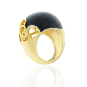 BEEHIVE - BEEHIVE, made of light gold, is a very peculiar ring thanks to the black enamel that embodies the bee's house. Insted its peculiarity, it shows up elegant ant catchy!

Size from 9 to 25. - A.Z. Bigiotterie
