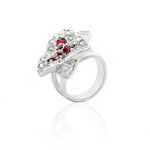 CAMELIA - Anello che richiama la bellissima camelia, un fiore in rodio e con incastonatura di cristalli ai lati e nel centro 3 pietre color rubino: &egrave; un gioiello che fa risplendere la mano di chi lo indossa! - A.Z. Bigiotterie