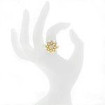 SOPHIA - SOPHIA è un anello dal cuore di perla e cristalli che messi insieme creano un romantico fiore. 
È realizzato in bagno oro chiaro con perle bianche e perle di mocha, disponibile dalla misura 9 alla 25. - A.Z. Bigiotterie