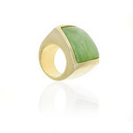 PEGGY - PEGGY è un anello adatto a una personalità vagamente eccentrica e fuori dagli schemi. Questo accessorio definisce una nuova idea di stile perché realizzato in oro chiaro con un motivo centrale in resina verde, dalla forma piuttosto squadrata. - A.Z. Bigiotterie