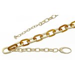 GRAZIA - GRAZIA &egrave; un gioiello semplice ma d'effetto, che incornicia con eleganza il collo di chi lo indossa. &Egrave; realizzato in oro chiaro e resina color ambra. - A.Z. Bigiotterie