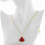 RUBY - RUBY è una collana in oro chiaro con un ciondolo in smalto rosso, dal look minimal ma per personalità forti! - A.Z. Bigiotterie