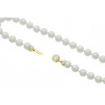 STEFY - STEFY &egrave; un elegante ed essenziale girocollo caratterizzato da un giro di perle e una particolare e raffinata chiusura in oro rodio, a forma di boule, tempestata di cristalli. - A.Z. Bigiotterie