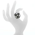 BOUQUET - BOUQUET è un anello speciale, come un bouquet di pietre e perle che incornicia il dito, realizzato in rodio con pietre nere e perla grigio chiaro. - A.Z. Bigiotterie