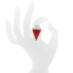 KITE - KITE &egrave; un anello in oro chiaro con motivo un piccolo aquilone in resina rossa e cristallo che lo rendono prezioso ed intrigante!

Disponibile dalla misura 9 alla 25. - A.Z. Bigiotterie