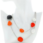 JULY 3 - JULY &egrave; una collana realizzata con rodio o oro chiaro con alternanza di resine colorate.
Questo accessorio &egrave; disponibile in due versioni di resina: bianco, corallo scuro, corallo chiaro e nero;  verde acqua, rosa chiaro, bianco orzata e verde chiaro. - A.Z. Bigiotterie