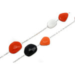 JULY 3 - JULY &egrave; una collana realizzata con rodio o oro chiaro con alternanza di resine colorate.
Questo accessorio &egrave; disponibile in due versioni di resina: bianco, corallo scuro, corallo chiaro e nero;  verde acqua, rosa chiaro, bianco orzata e verde chiaro. - A.Z. Bigiotterie