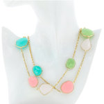 JULY 3 - JULY &egrave; una collana realizzata con rodio o oro chiaro con alternanza di resine colorate.
Questo accessorio &egrave; disponibile in due versioni di resina: bianco, corallo scuro, corallo chiaro e nero;  verde acqua, rosa chiaro, bianco orzata e verde chiaro. - A.Z. Bigiotterie