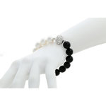 IN & YANG - Questo bracciale, realizzato con perle nere, perle bianche e chiusura in rodio con strass, rappresenta lo in e lo yang, elementi che richiamano l'equilibrio e l'armonia. - A.Z. Bigiotterie