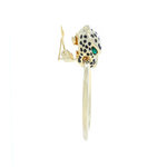 JAGUAR - Un orecchino che dona, allo stile di chi lo indossa, uno spirito rock.
È un accessorio realizzato su base oro chiaro con navette color verde smeraldo. - A.Z. Bigiotterie