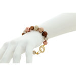 SCARLETT - SCARLETT &egrave; un bracciale su base oro chiaro con perle nella tonalit&agrave; bronzo, rame e mocha, che mette in risalto la texture della pelle di chi lo indossa. - A.Z. Bigiotterie