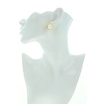 ELLA - ELLA &egrave; l'immancabile orecchino che ogni donna deve possedere: classico elegante e sempre di charme. &Egrave; realizzato in oro chiaro e perla classica, con chiusura a clip. - A.Z. Bigiotterie