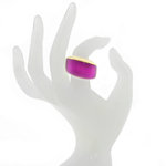 ROSALINE - ROSALINE &eacute; un anello in oro chiaro e resina fuschia che rappresenta una donna sicura di s&eacute;, che ama mostrarsi per quello che &eacute;: sofisticata e ricca di personalit&agrave;!

Misure disponibili dalla 9 alla 25. - A.Z. Bigiotterie
